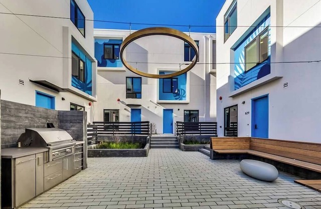 New Studio Suite Near Laney College!