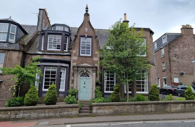 ROWAN TREE HOUSE, pet friendly, character holiday cottage in Brechin