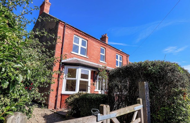 THE MANSE, pet friendly, character holiday cottage in Whitby