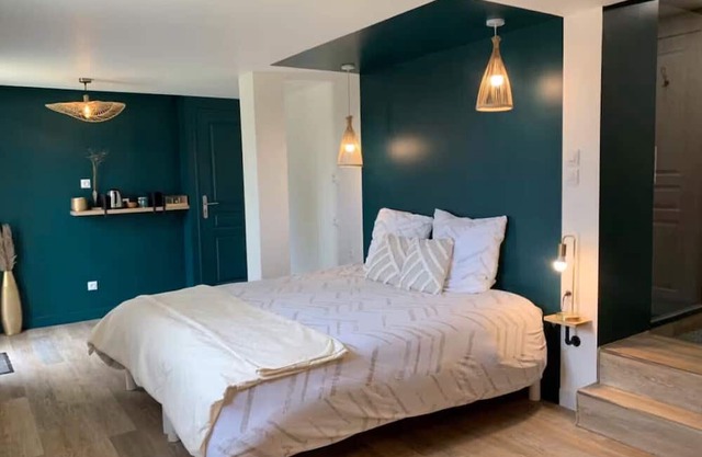 Guest Room 'Chambre Arum 6 Minutes from Puy du Fou' with Shared Garden and Wi-Fi