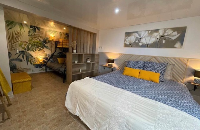 Guest Room 'Chambre Hortensias 6min Puy Du Fou' with Shared Garden and Wi-Fi