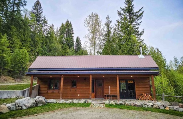 Cottage in "The Woods Nelson" with Lake Views