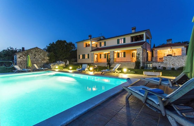 Villa Ana, Spacious 5 Bedroom Retreat with Access to 2 Shared Pools