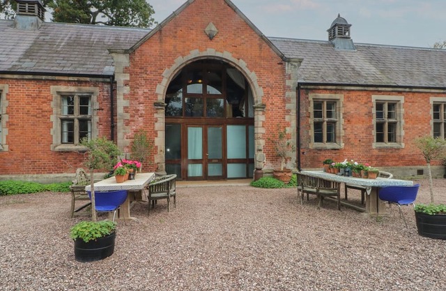 DIAMOND LODGE, pet friendly, luxury holiday cottage in Great Haywood