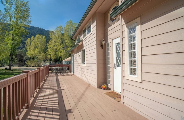 Luxury Cottage with Furnished Deck in Trinity, California