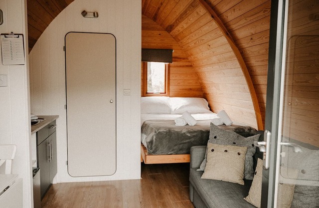 Daffodil Mega Pod Glamping with wood fired Hot Tub