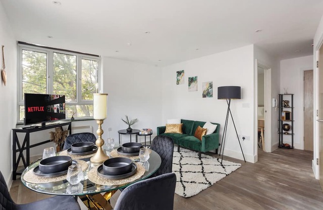 Vibrant city centre apartment stay- stylish home from home