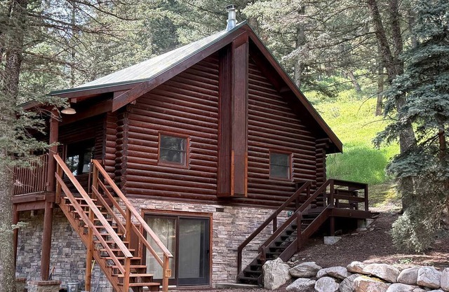 Cozy Mountain Cabin with Jacuzzi Near Ennis Lake in McAllister, Montana