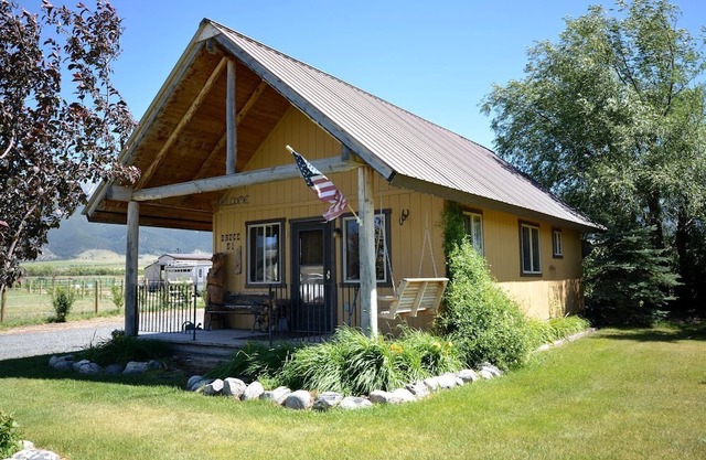Romantic Cabin Rental with a Delightful Porch near Ennis, Montana