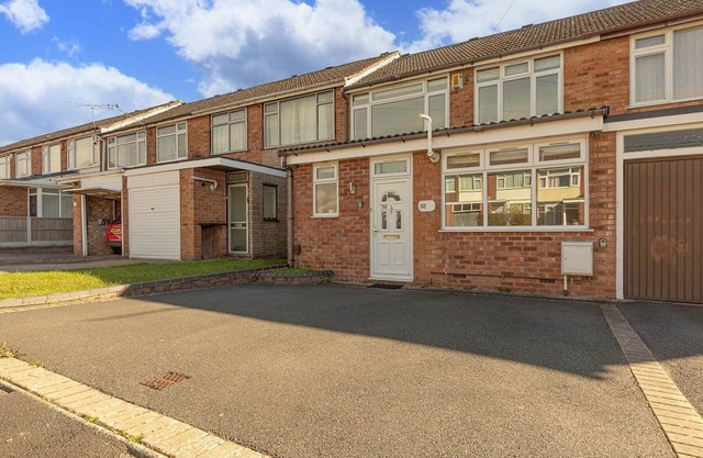 Spacious & Modern 4-Bed Home – Sleeps 7