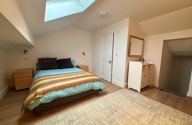 R5 - Spacious Loft Ensuite Room near Liverpool