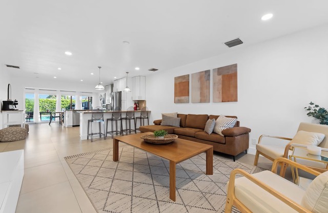 Spacious 4-bedroom house in wonderful Oakland Park with AC and heated pool