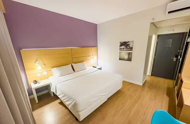 Modern Flat in Gonzaga, just a block from the beach.