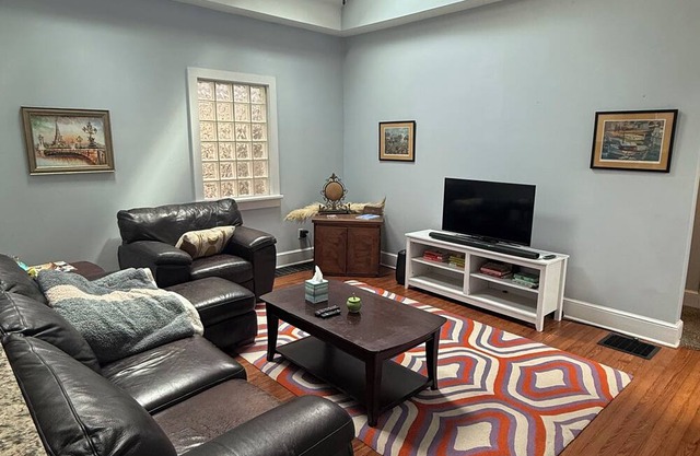 Cozy 2-bedroom village carriage house in Columbus' Historic German Village area