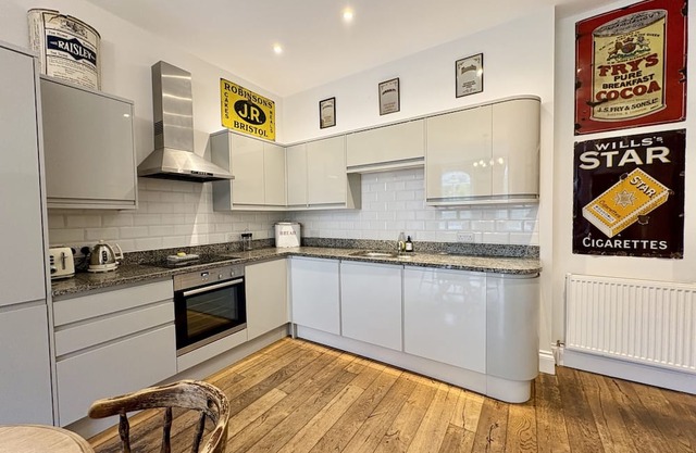 Flat 2, Waterloo Apartments