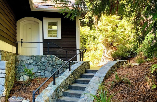 🌲 Newly Re-listed! Serene Redwood Retreat: Idyllic redwood views in spacious studio home
