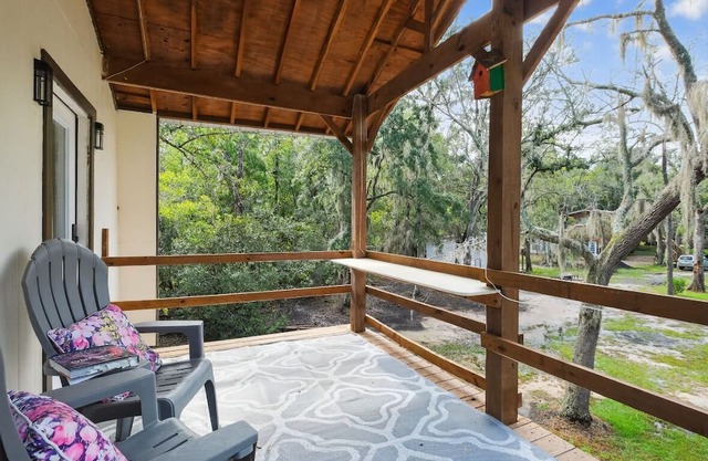 Peaceful Lakefront Getaway with Hot Tub & Kayaks