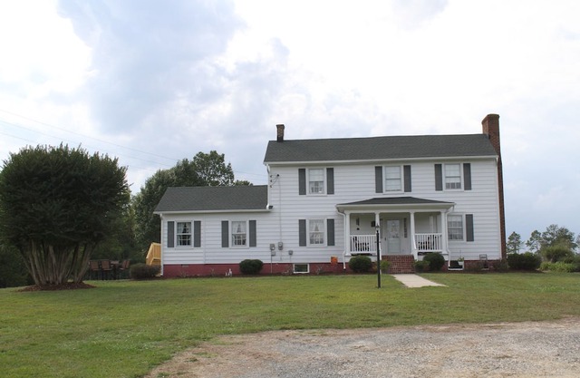 Rustic Elegance: 1800s Farmhouse on 200 Acres w/ All the Comforts of Home