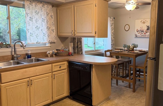 Family Paradise 3 bedroom, Cozy Home + Game Room.