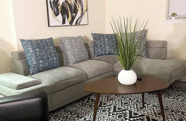 Peace in the City - 1 Bdrm Rockville Apt