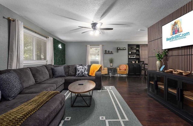 Cozy Home Near Shops|SIX KingBeds|Hot Tub|Arcade