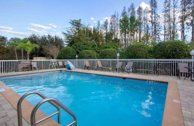 Relax in Comfort Near Busch Gardens, Adventure Island & USF Campus