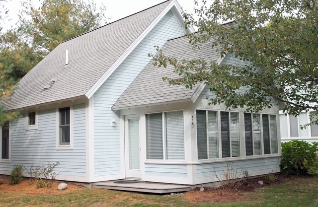 Lovely 2-bedroom cottage with AC at Summer Village in Wells, Maine