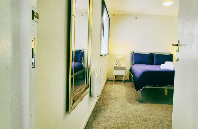 Comfy 3BR Flat on Quiet Street in Wollaton with FREE Parking