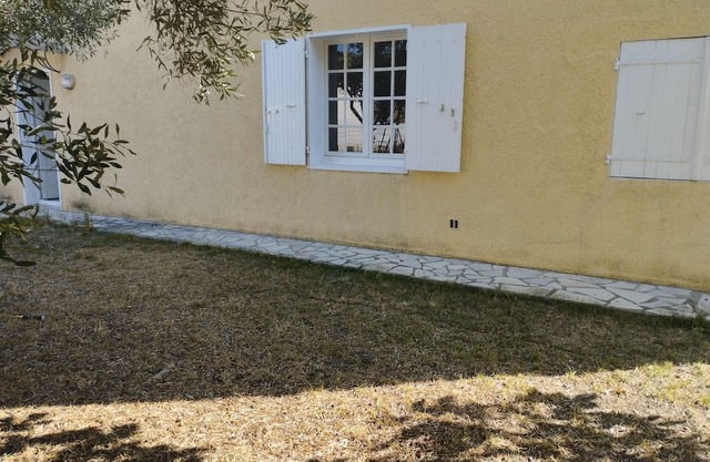 Quiet apartment with separate bedroom overlooking wooded garden!