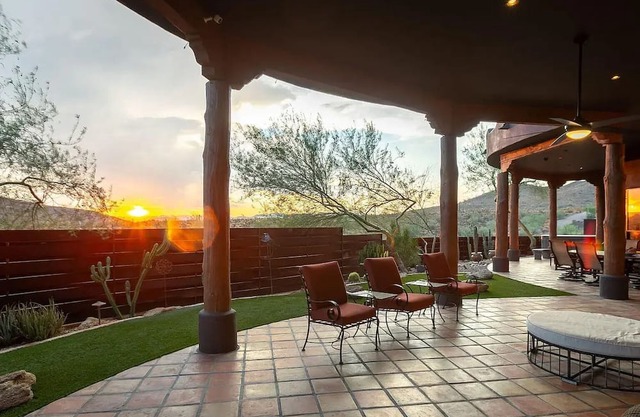 Stunning 3-bedroom house with fitness room, hot tub and scenic views in Phoenix!