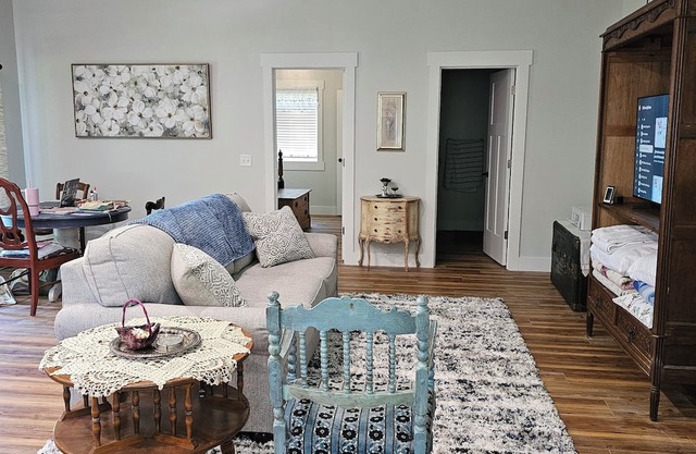 Serene cottage on 6 acres in Lynchburg, close to Jack Daniels distillery.