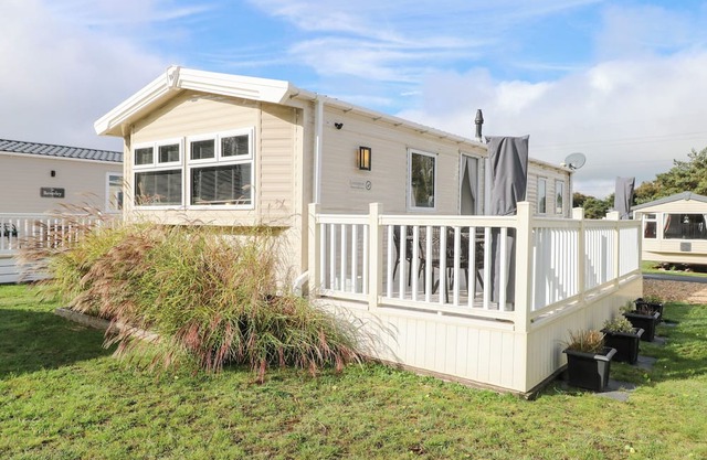 NUMBER 34 FOXBURROW HANG, family friendly in Belton, Norfolk