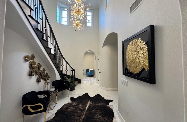 Luxury Villa!Unbeatable location, near freeways, shops