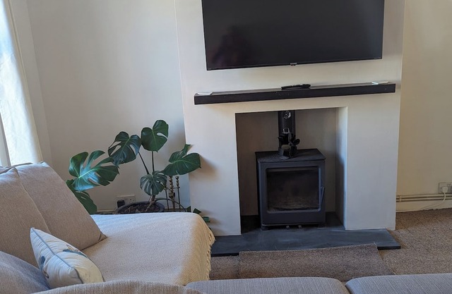 Fab cottage local to all amenities and a 3min walk to beautiful sandy beaches.