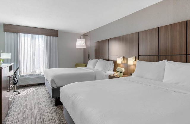 2 Units | Outdoor Pool | Fitness Center | Melbourne Stay