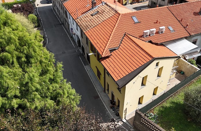 Accommodation located 26 km from Milan, 9.9 km from Como and 15 km from Switzerland.
