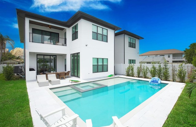 New Due Sogni-2 Villas in Naples 2 Heated Pools & Jacuzzis - Sleeps 28