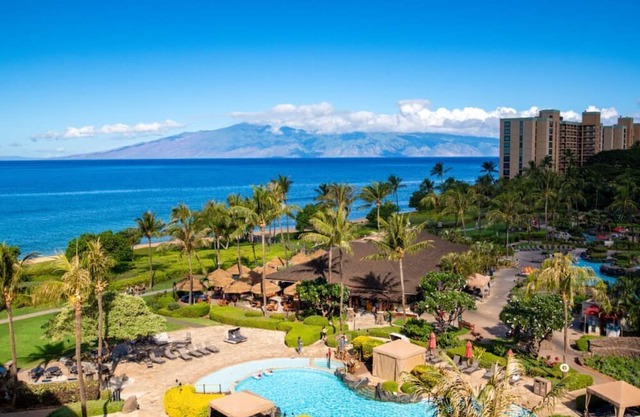 Maui Resort Rentals: Hokulani 605 – Premier 6th-Floor Oceanview Penthouse | Closest 2BR Column to the Ocean!