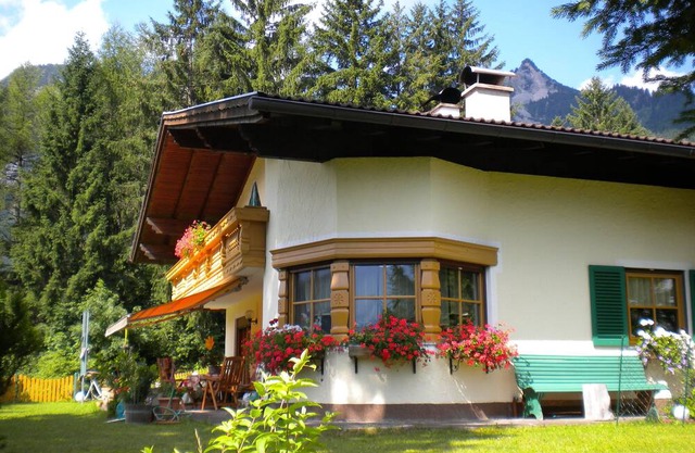 2 comfort apartments TIROL, quiet UNCONVERTED forest location, LIVING ROOM, no pets