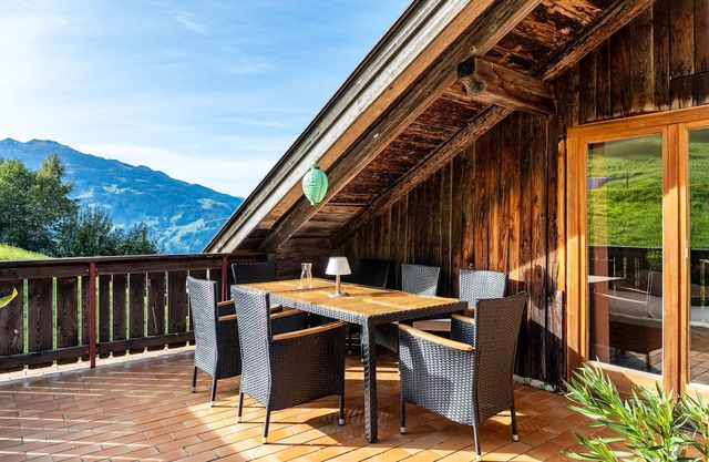 Holiday Home 'A Nett’s Nest' with Mountain View, Shared Terrace and Wi-Fi