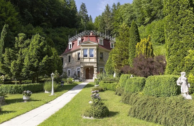 Holiday Apartment 'Romance in the Castle' with Mountain View, Private Garden and Wi-Fi