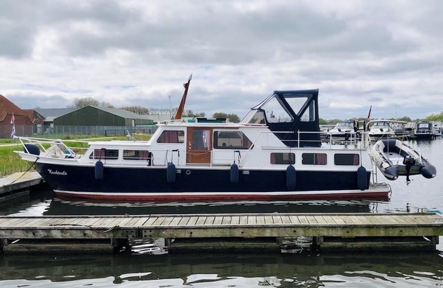 Stay with Maritime Flair on a Vintage Yacht