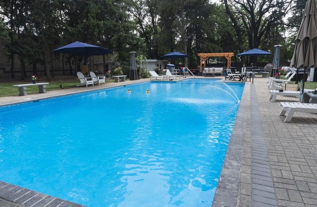 Des Plaines/Chicago Midcentury 2-Bedroom Guesthouse