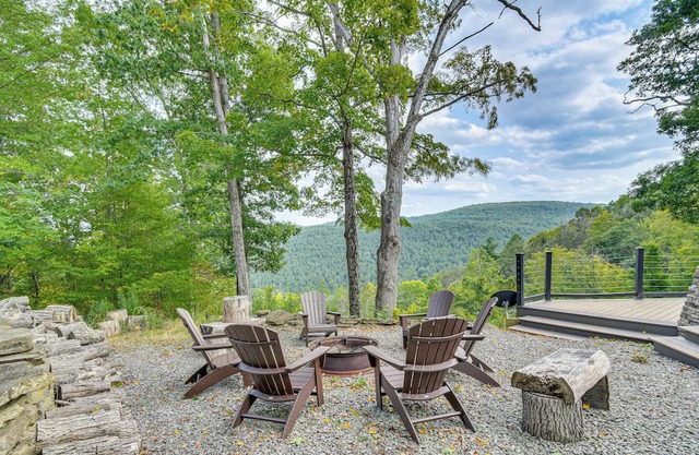 Luxe Cabin Compound 4 Mi to Cameron State Forest!