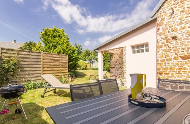 Family house near the beach with private garden in Créances, pets allowed
