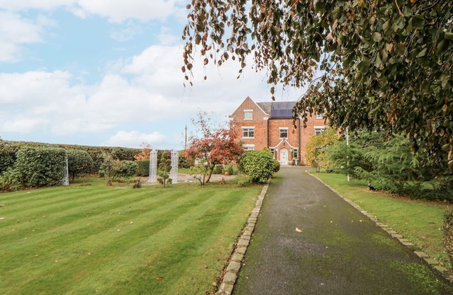 THE HOUSE AT SCHOOL FARM, pet friendly, with hot tub in Haslington