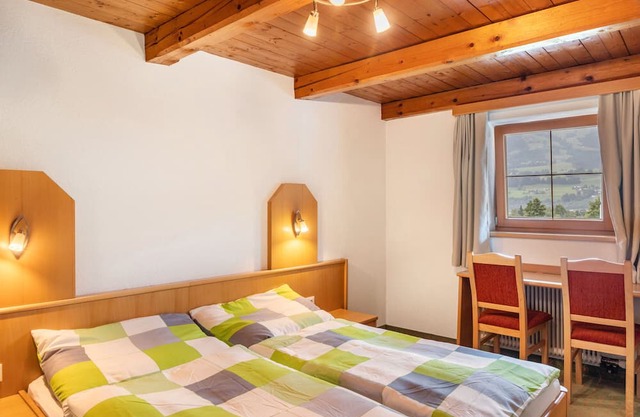 Zimmer '4' mit Bergblick, gemeinsamer Terrasse und WLAN