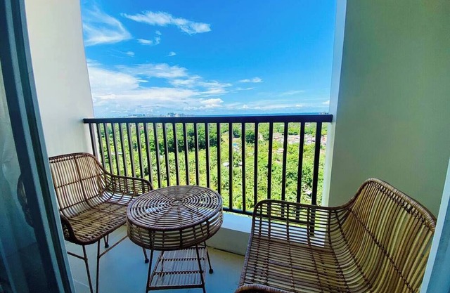 Oceanbreeze Sunrise Haven - pool, AC, Hotwater, fast wifi, 62sqm in Marigondon