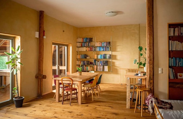 Weiträumiges, helles Studio mit Naturblick