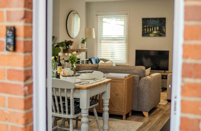 Stylish 2-bed house ideal for business & family stays, garden, free parking.